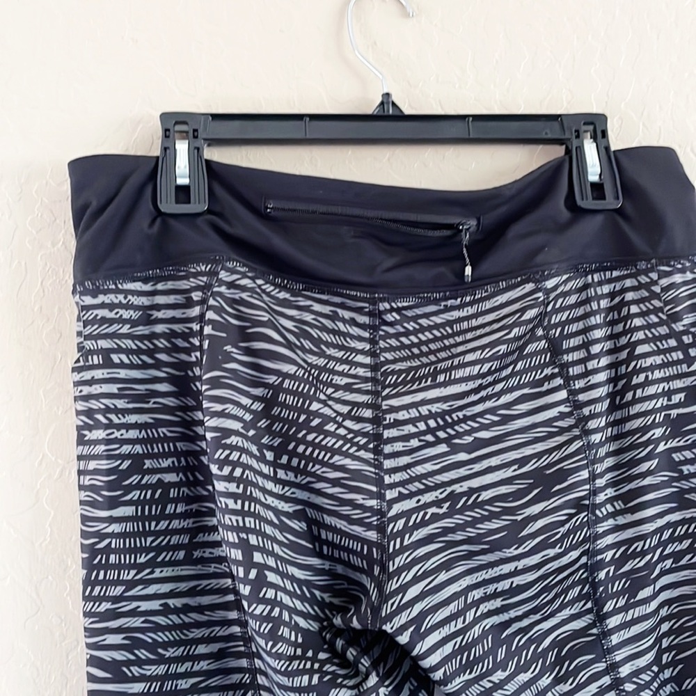 🌿Final Sale
Lululemon Run Top Speed Crop Luxtreme Striped Tropical Legging - Picture 9 of 10